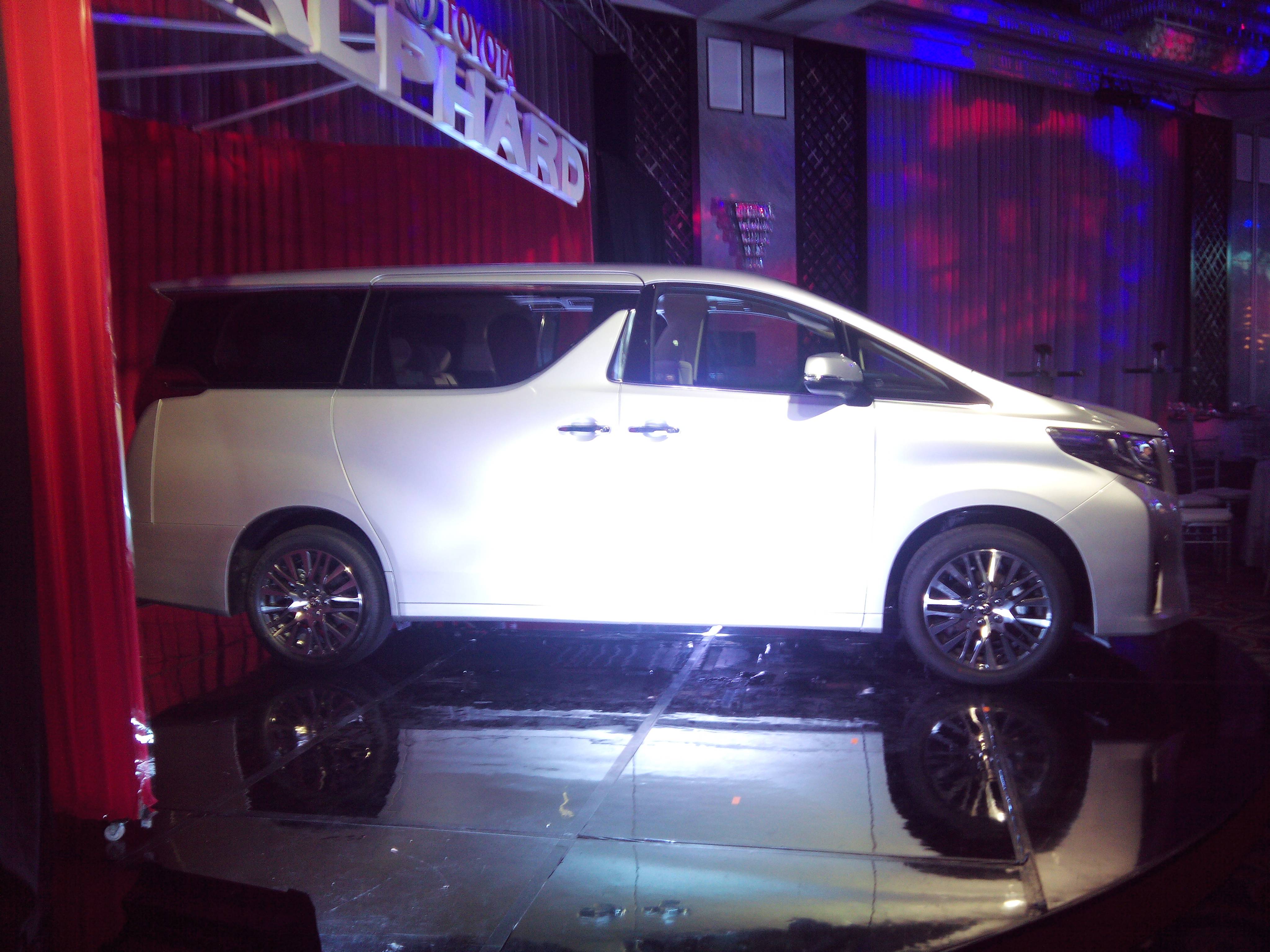 Toyota Alphard unveilled on stage