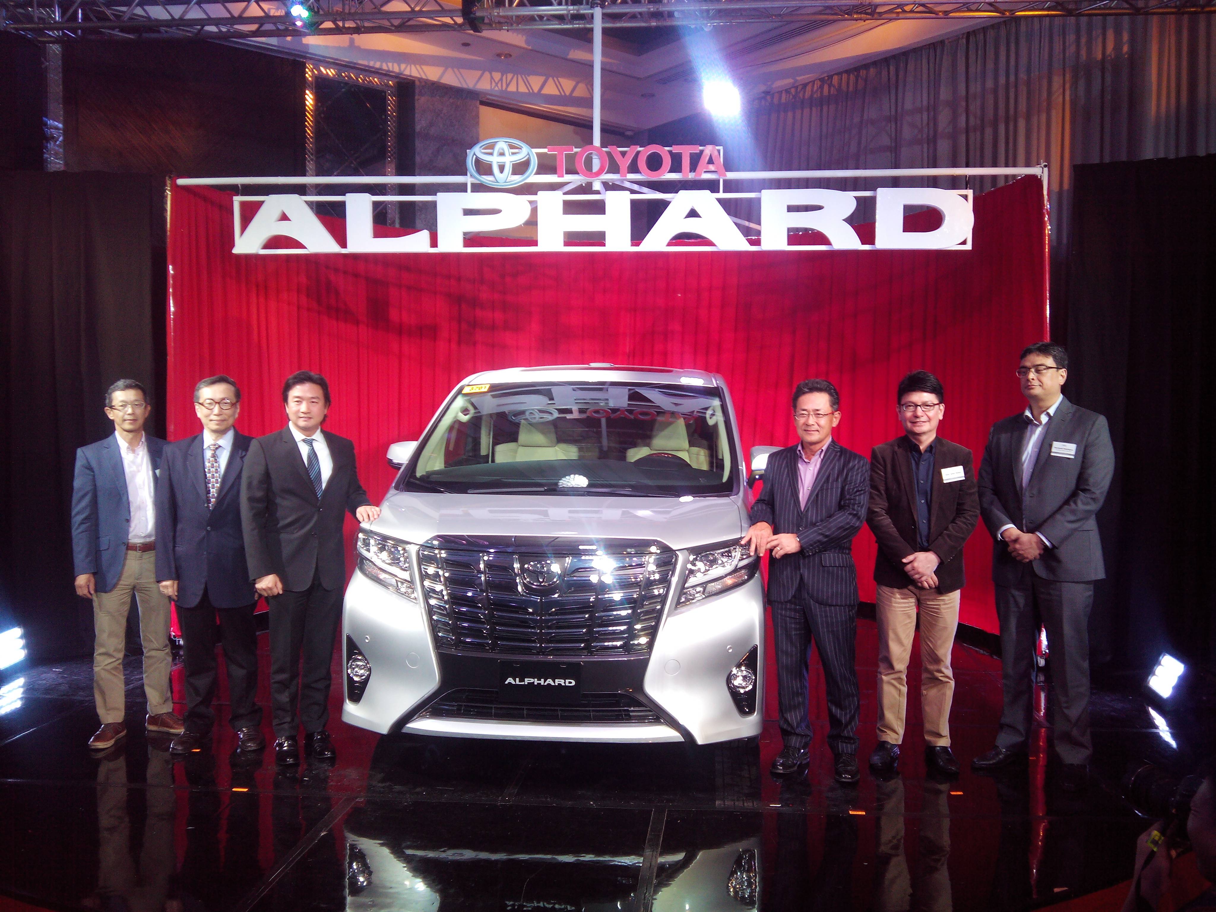 (From left) Michinobu Sugata, President of Toyota Motor Philippines and (from right) TMP Vice Chairman Alfred Ty with executives from TMP posed with the all-new Toyota Alphard. 