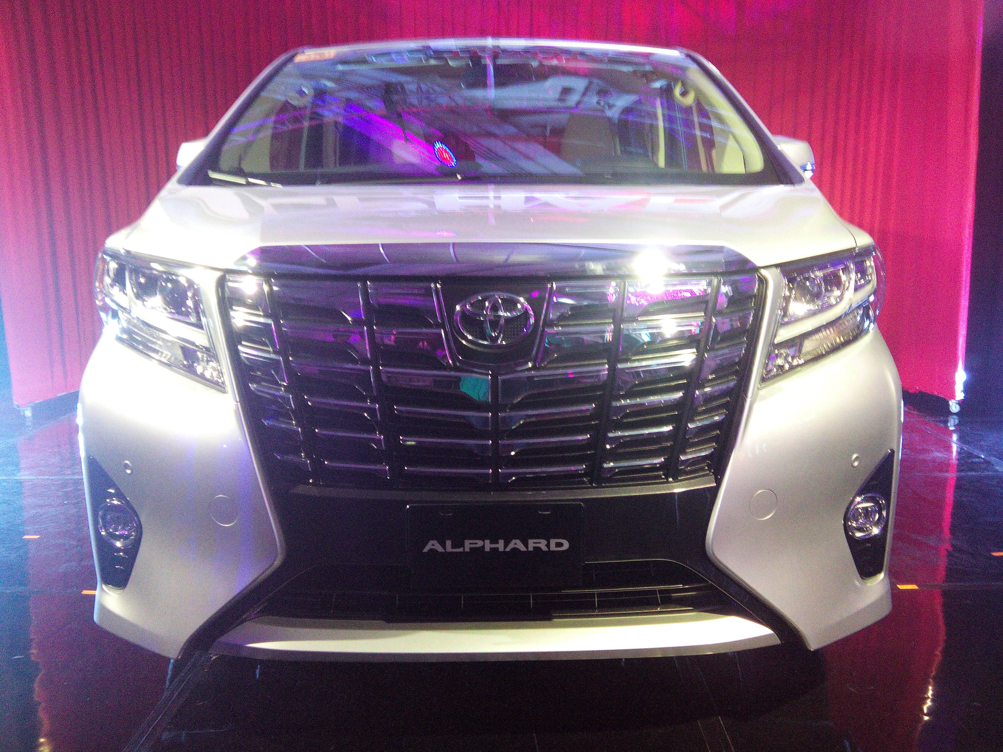 Toyota Alphard front view