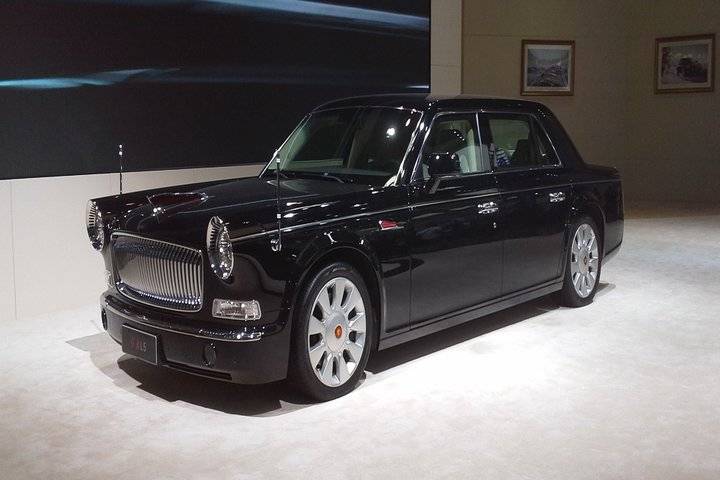 Black Hongqi L5 limousine side view