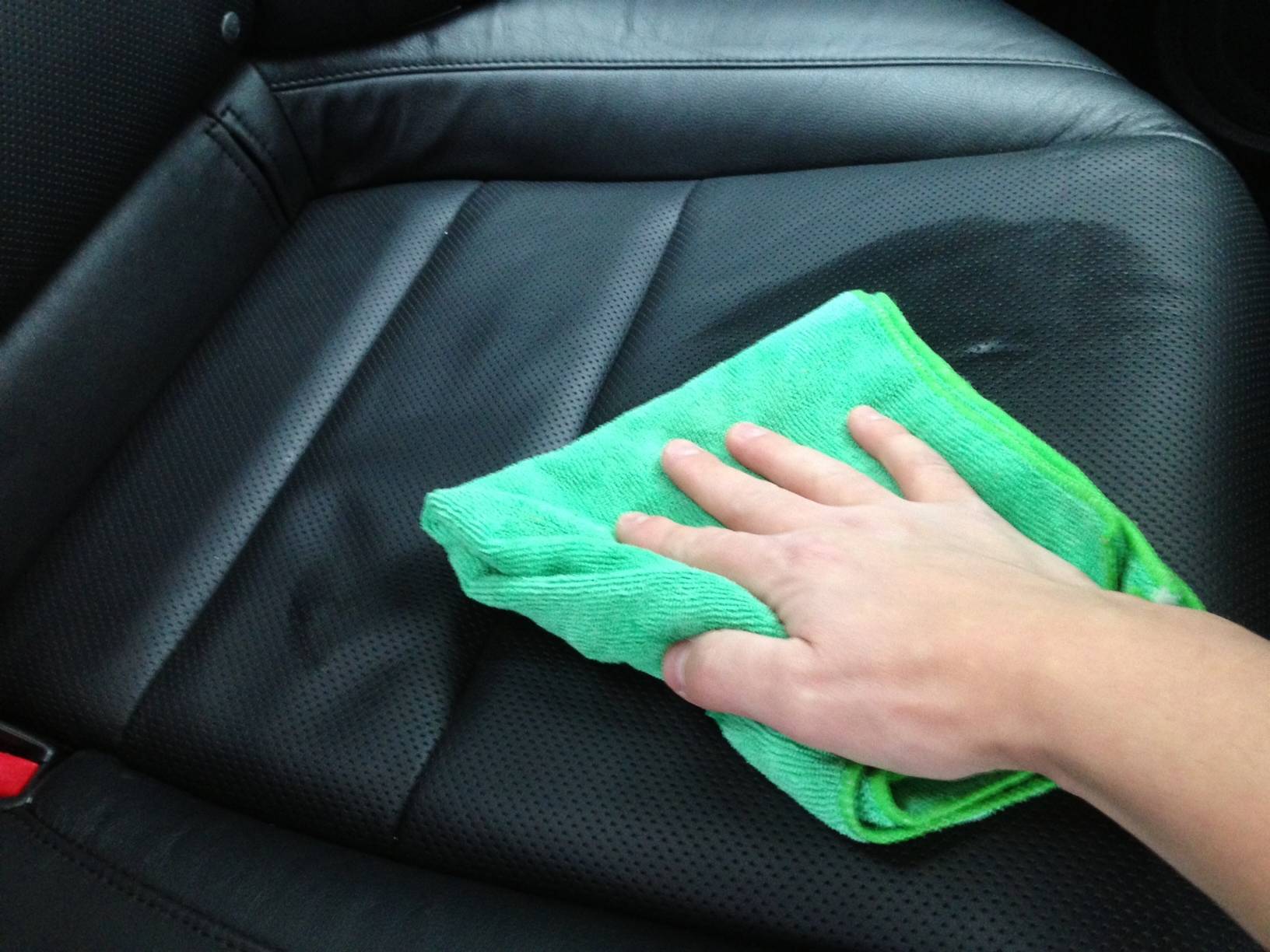 Cleaning a leather upholstery