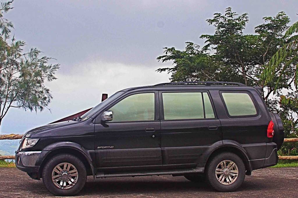 Dark blue Isuzu Crosswind