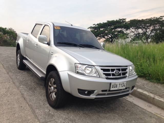 Silver Tata Xenon XT front view