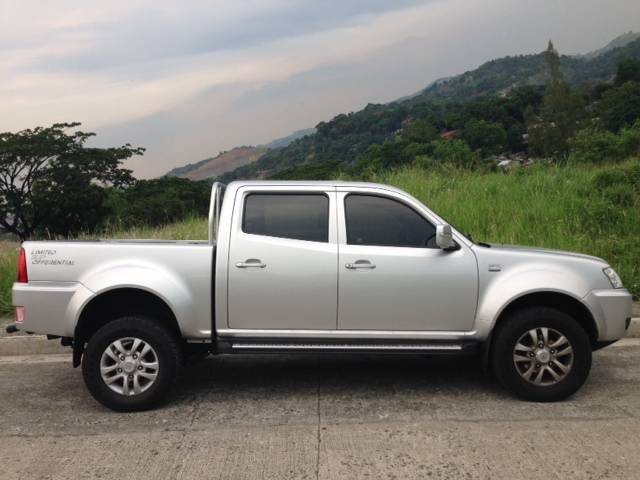 Silver Tata Xenon XT side view