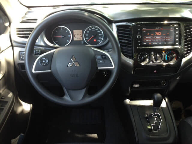 Mitsubishi Strada interior