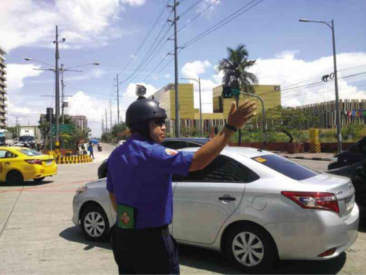 Manila Traffic Enforcers To Wear Body Cameras Starting This Year