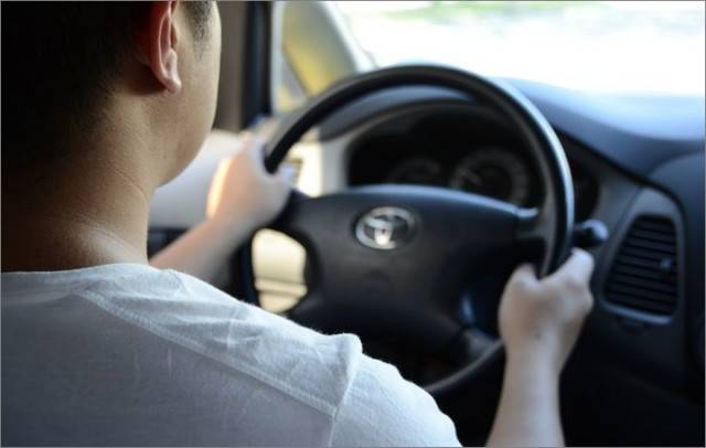 Correct position when using the steering wheel