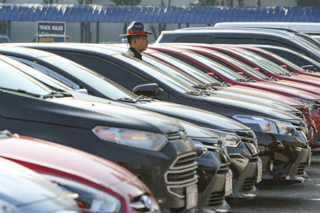 Policeman guarding rent-a-car scam vehicles