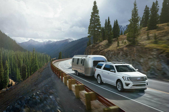 Ford Expedition 2018 on the road with trailer