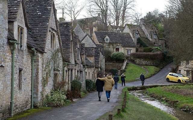 The picturesque Bilbury, with a glimpse of Peter's yellow Vauxhall Corsa on the side.