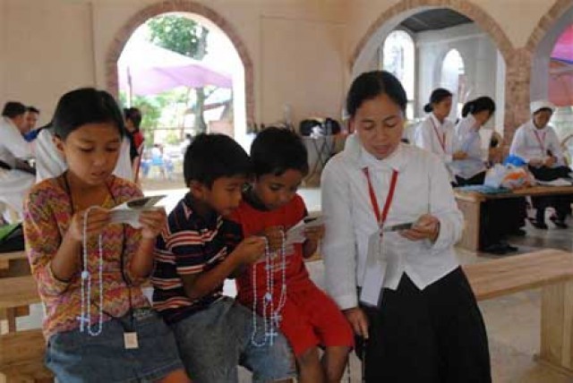 Family praying the rosary