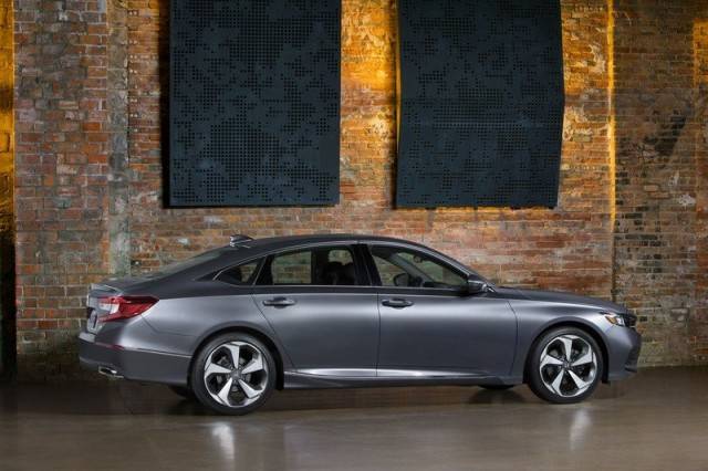 Sideview of Honda Accord 2018