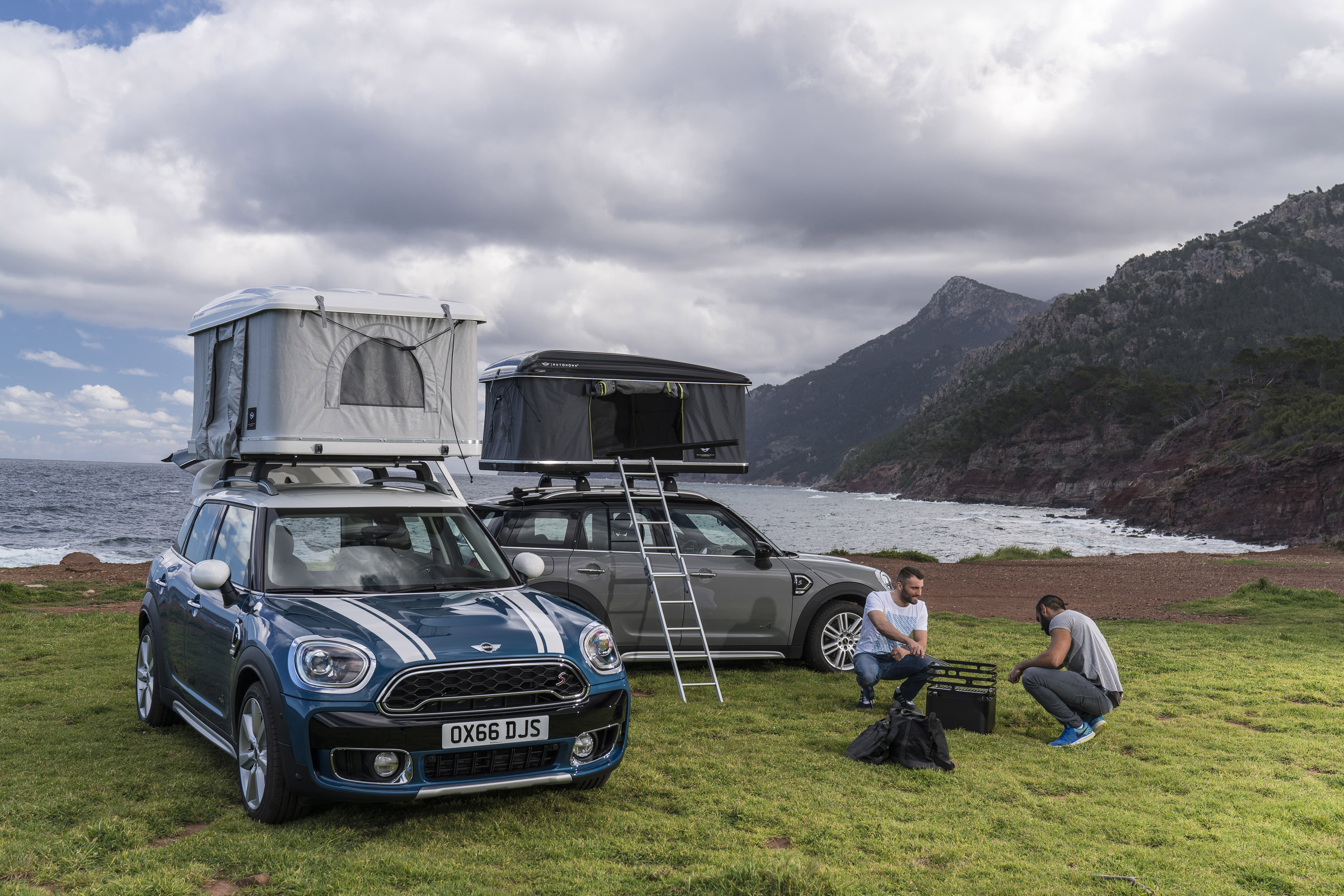 Машина туриста. Mini Cooper Countryman с палаткой. Мини Кантримен с палаткой. Мини Купер автодом. Лучшие автомобили для путешествий по деревням.