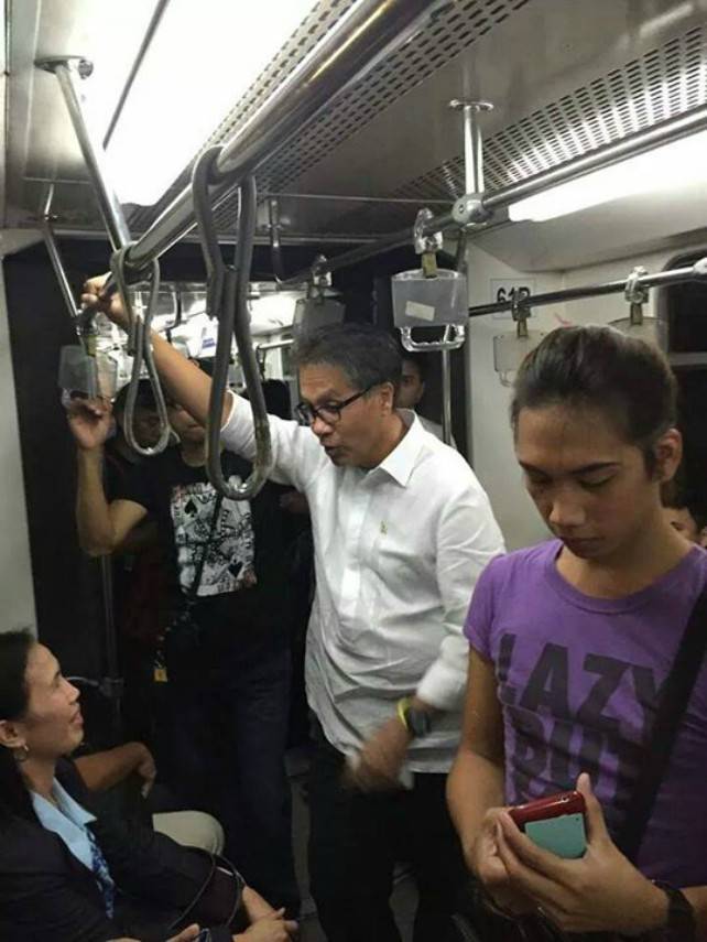 Former Department Secretary Mar Roxas rides the MRT