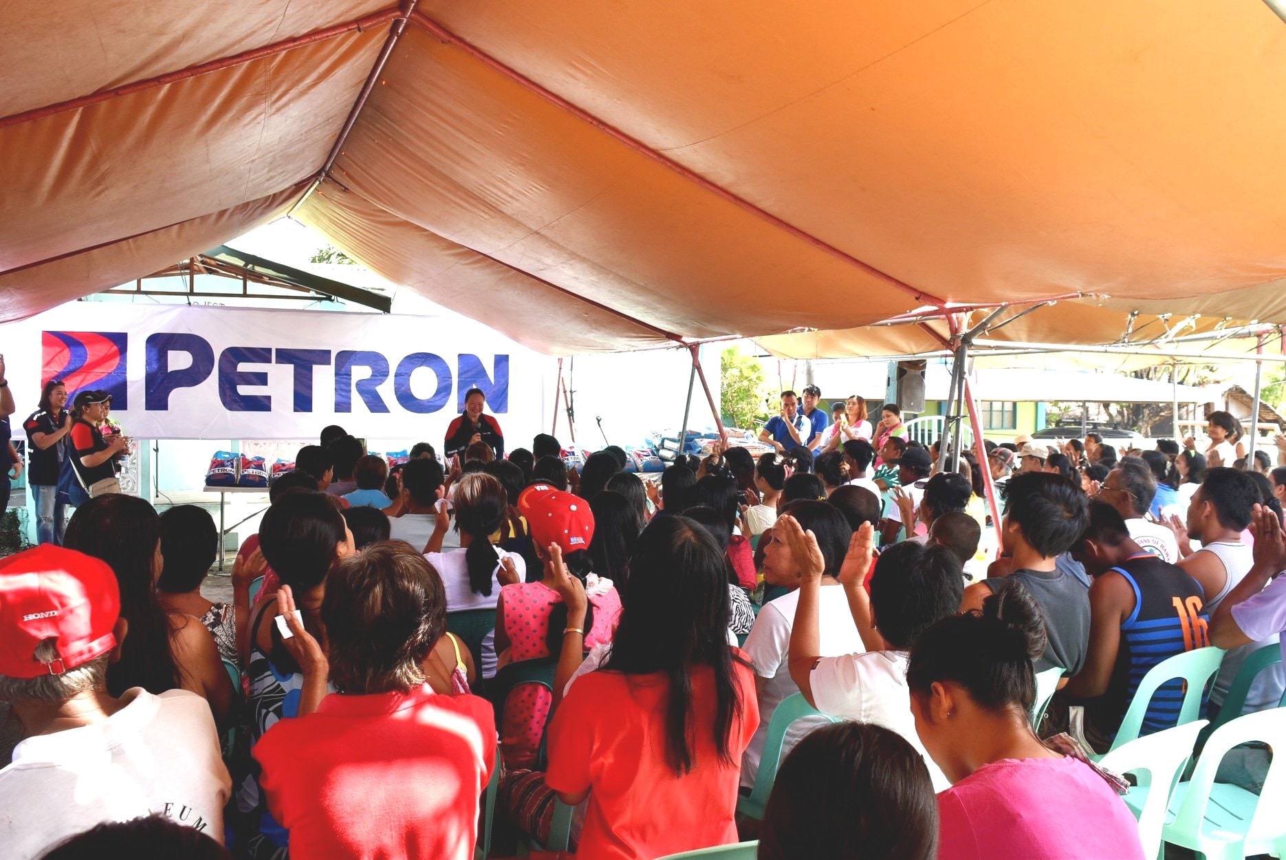 Petron, Station Dealers Distribute Rice to 3,000 Families in Northern Luzon Petron, Station Dealers Distribute Rice to 3,000 Families in Northern Luzon