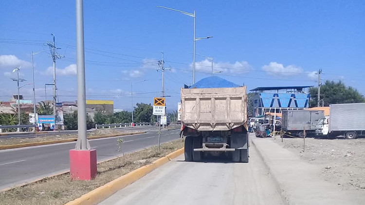 Cars, Trucks Spotted Using Laguna Lake Highway's Bike Lane Cars, Trucks Spotted Using Laguna Lake Highway's Bike Lane