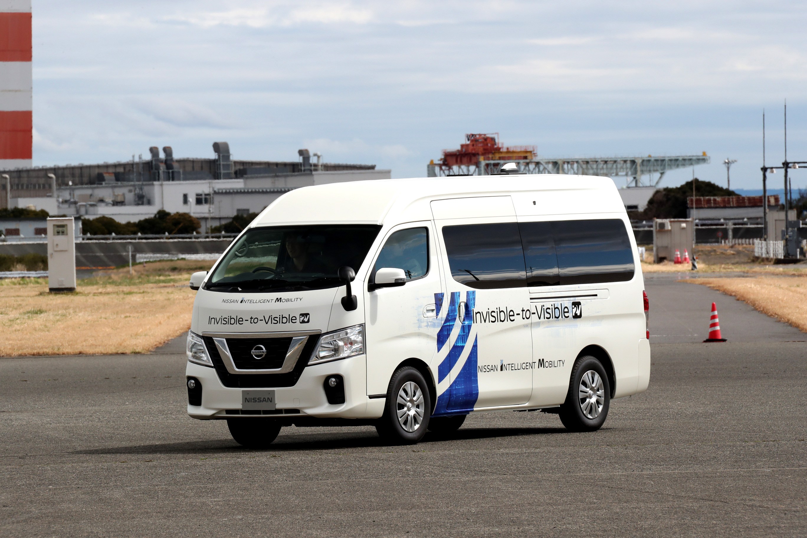 Nissan is Testing Its Invisible-to-Visible Technology in Japan Nissan is Testing Its Invisible-to-Visible Technology in Japan