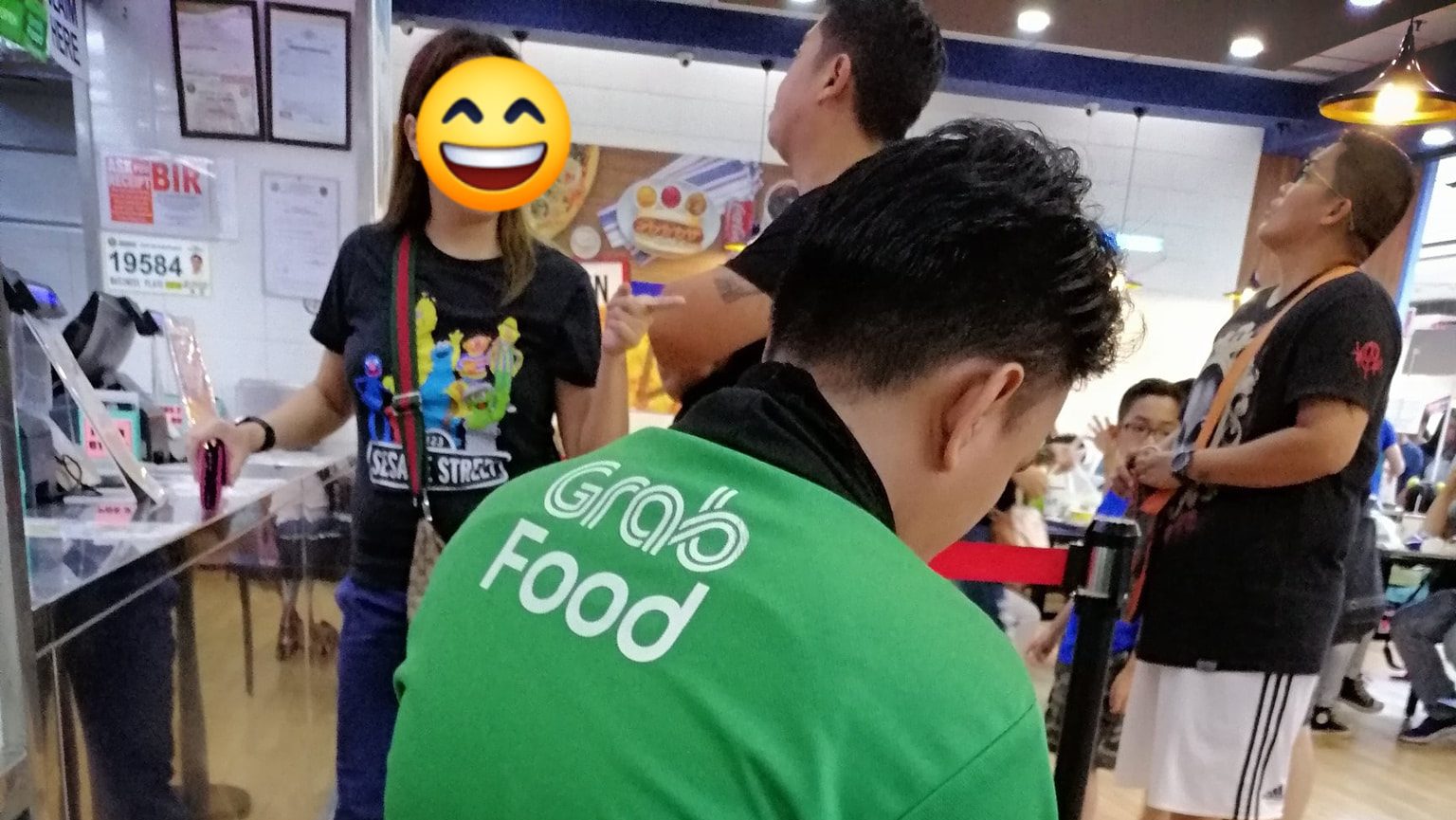 Grab Clarifies Viral Photo of GrabFood Rider Due to "Customer No-Show," Not Cancellation Grab Clarifies Viral Photo of GrabFood Rider Due to "Customer No-Show," Not Cancellation