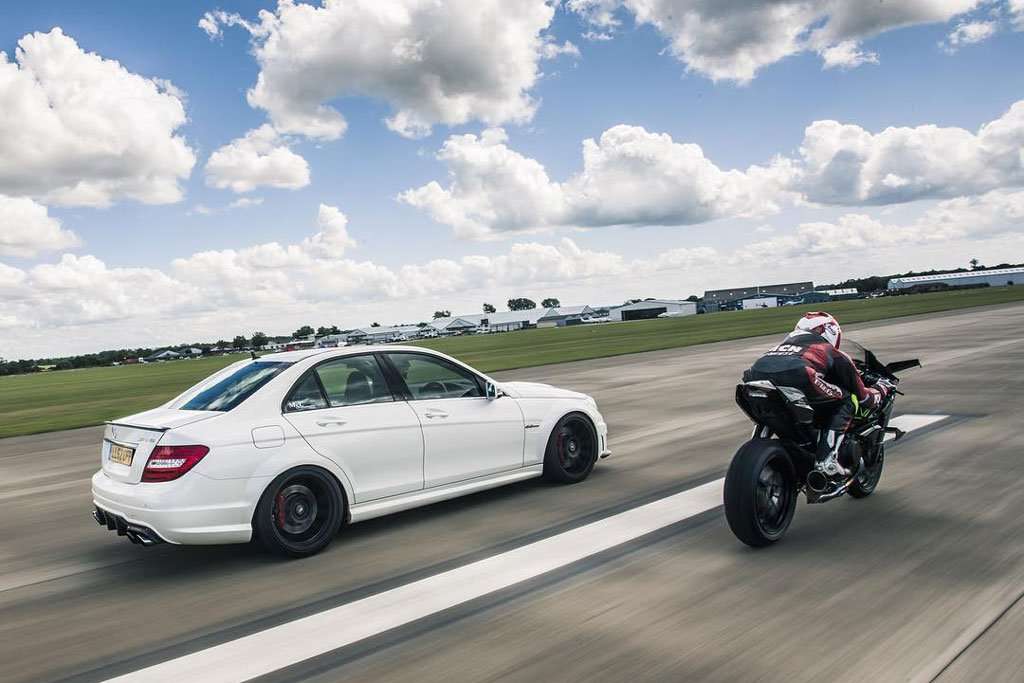 Video: Kawasaki H2R Vs Mercedes-AMG C63 Video: Kawasaki H2R Vs Mercedes-AMG C63