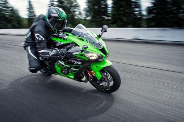 09102015-Moto-Kawasaki-Ninja-ZX10R_09