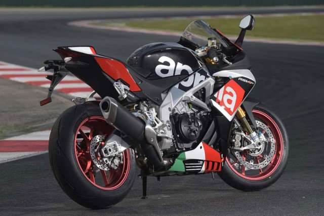 17102015-Moto-Aprilia-RSV4-RF