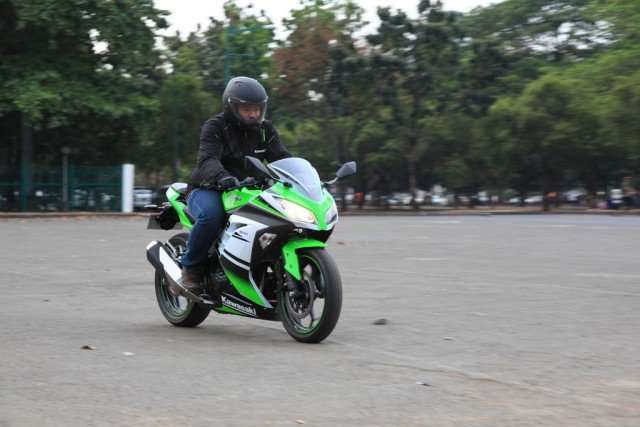 17102015-Moto-Kawasaki-Ninja300_02