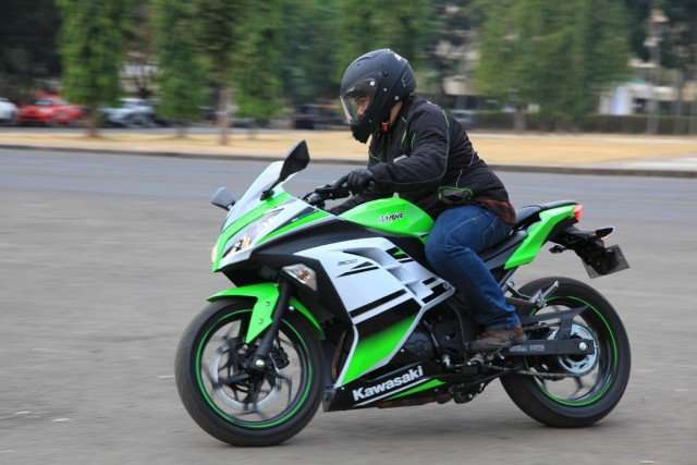 17102015-Moto-Kawasaki-Ninja300_03