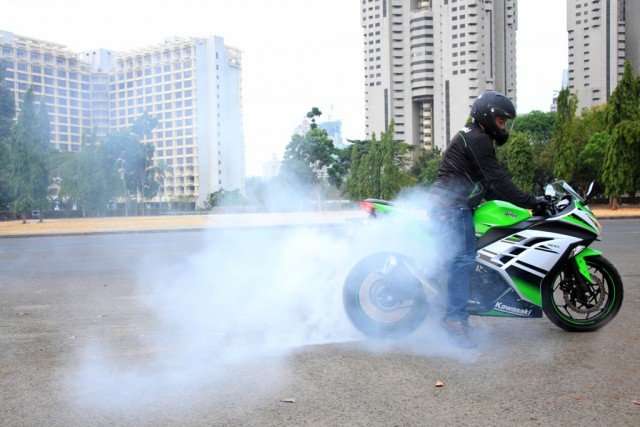 17102015-Moto-Kawasaki-Ninja300_06