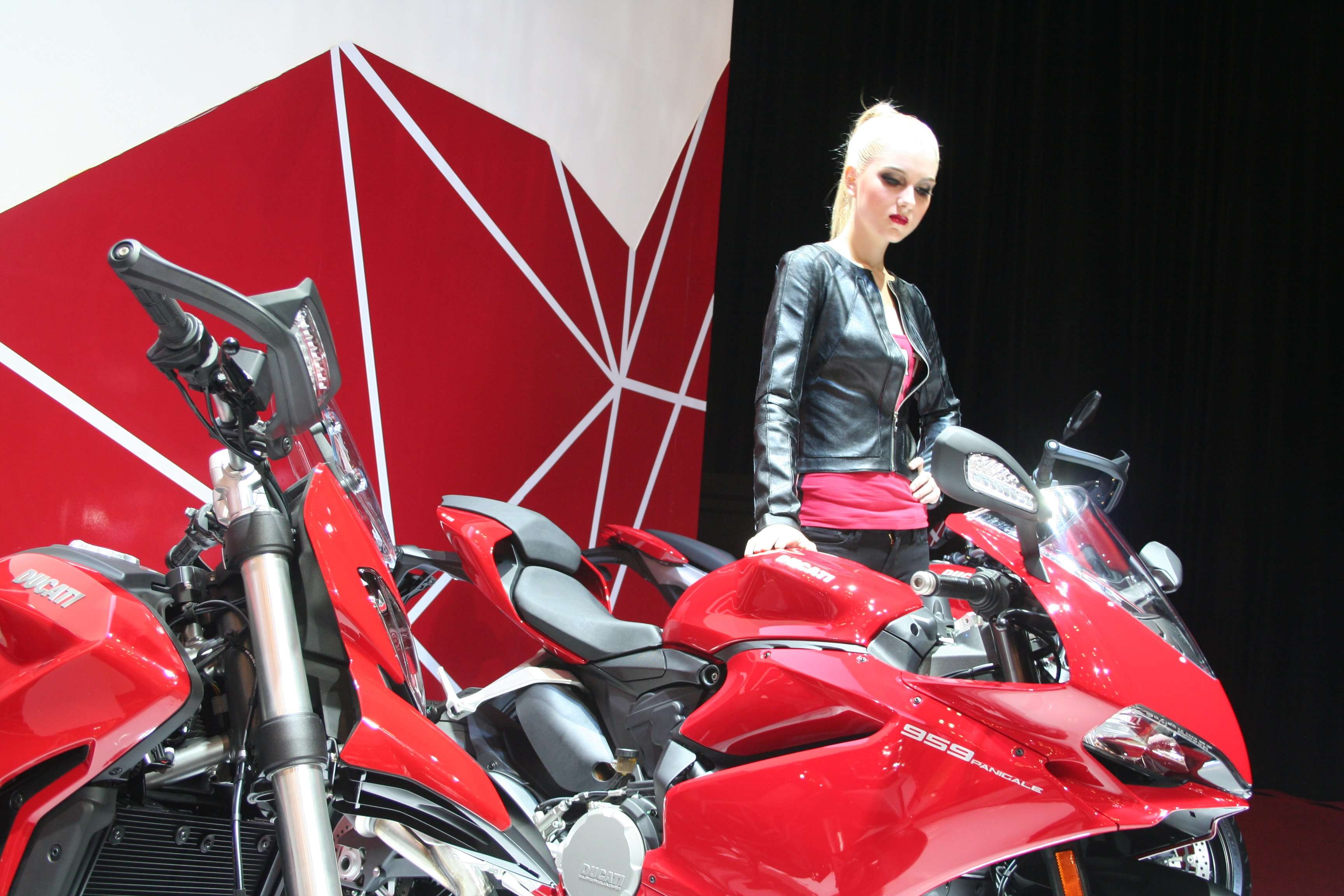 Wah, Deretan Wanita Cantik Penghias GIIAS 2016