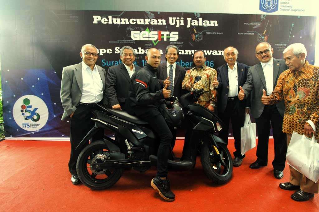 Skutik Listrik GESITS Tiba di Surabaya, Meriahkan Dies Natalis ITS Ke-56 Skutik Listrik GESITS Tiba di Surabaya, Meriahkan Dies Natalis ITS Ke-56
