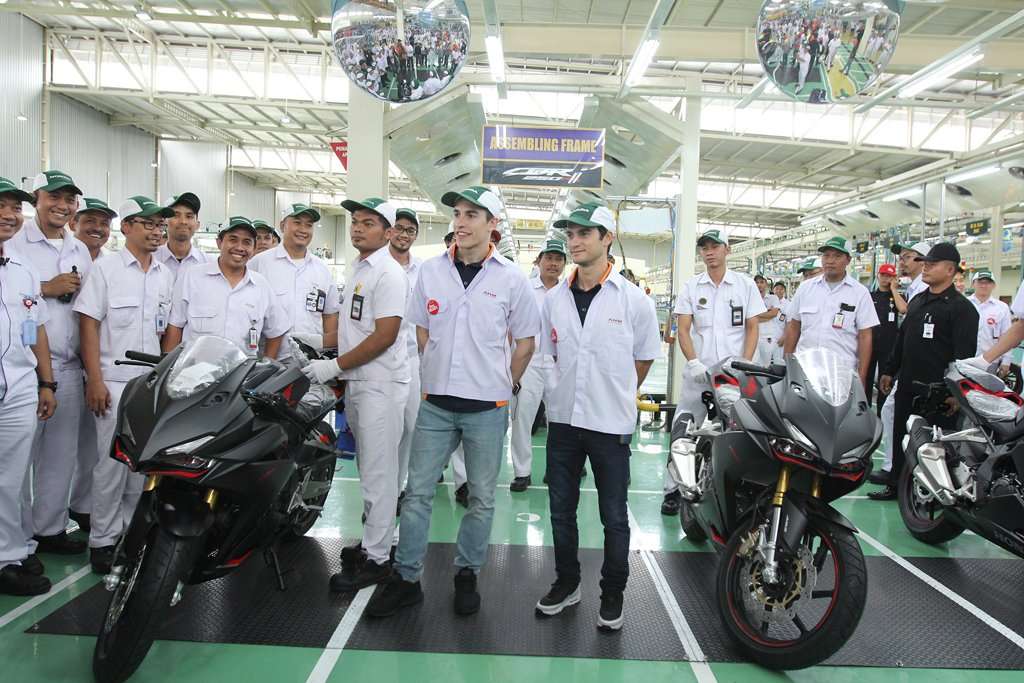 Marquez dan Pedrosa Sapa Ribuan Karyawan Pabrik AHM di Karawang Marquez dan Pedrosa Sapa Ribuan Karyawan Pabrik AHM di Karawang