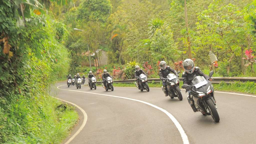 2.800 Pecinta Motor Sport Ramaikan Honda CBR250RR Premiere Touring 2.800 Pecinta Motor Sport Ramaikan Honda CBR250RR Premiere Touring