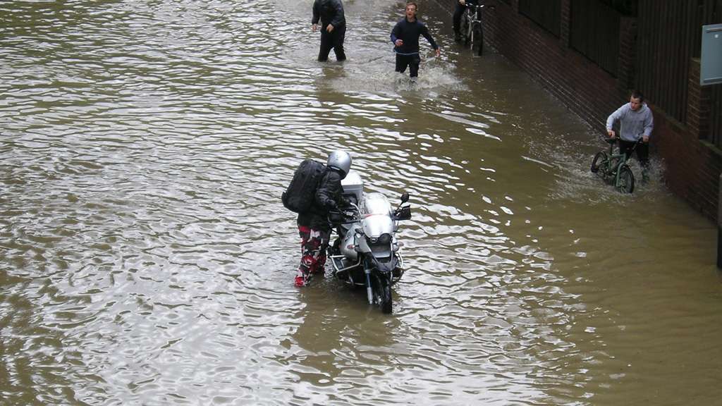 Pertolongan Pertama Saat Motor  Anda Terendam Banjir 