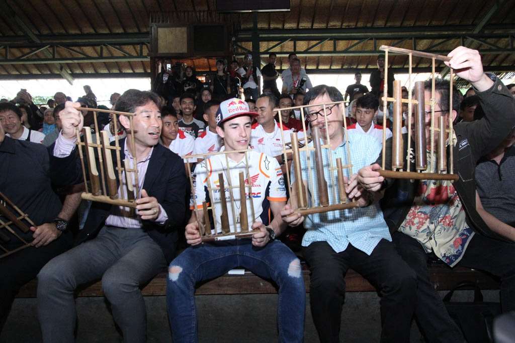 Marc Marquez Main Angklung Bawakan Lagu Bengawan Solo di Bandung Marc Marquez Main Angklung Bawakan Lagu Bengawan Solo di Bandung