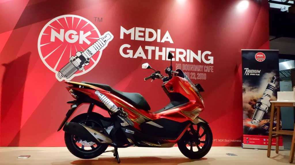 Mau Dapat Honda PCX dengan Decal NGK? Begini Caranya Mau Dapat Honda PCX dengan Decal NGK? Begini Caranya