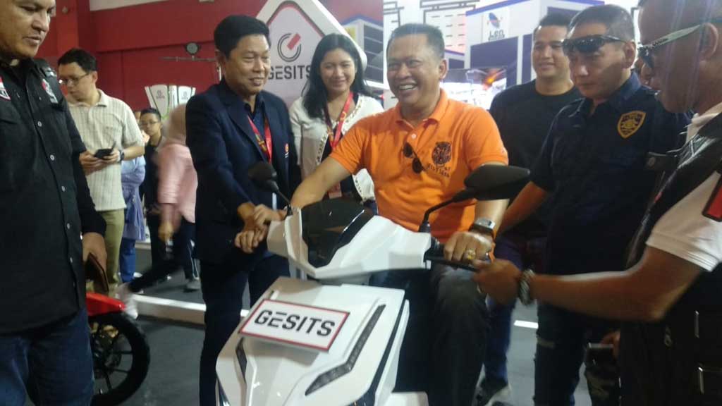 Bambang Soesatyo Beli Skutik Listrik Gesits di Telkomsel IIMS 2019 Bambang Soesatyo Beli Skutik Listrik Gesits di Telkomsel IIMS 2019