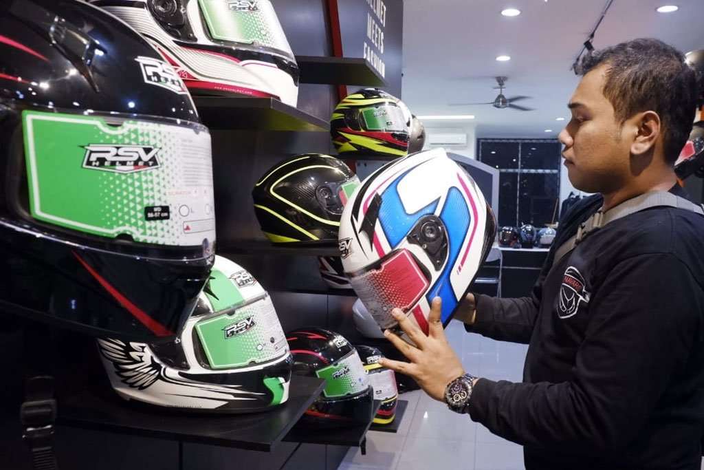 RSV Helmet Store Akan Dikembangkan di 26 Dealer KTM di Indonesia RSV Helmet Store Akan Dikembangkan di 26 Dealer KTM di Indonesia