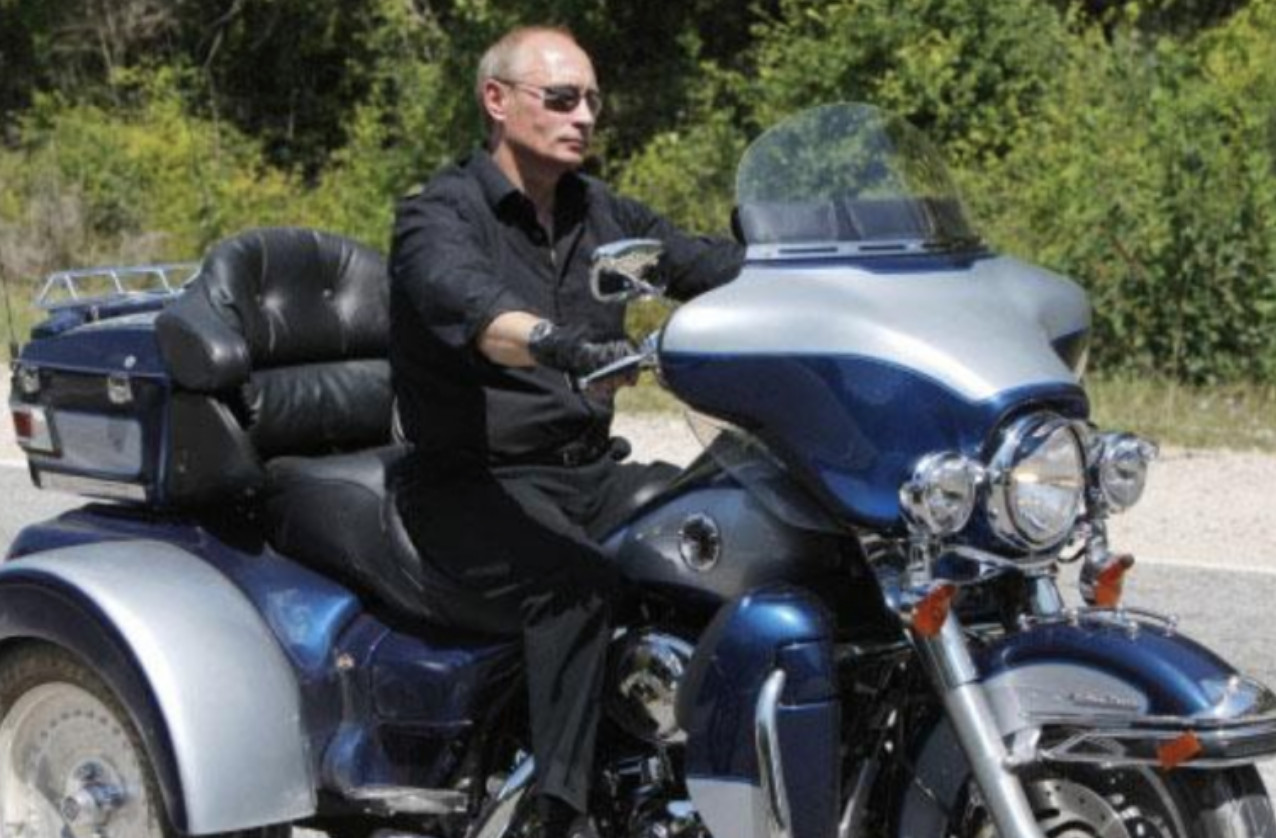 Presiden Rusia Dituntut Karena Tidak Pakai Helm Presiden Rusia Dituntut Karena Tidak Pakai Helm