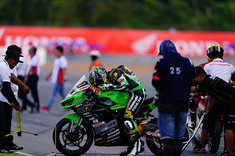 Pria Ini Buktikan Kawasaki Ninja Tercepat di Asia Pria Ini Buktikan Kawasaki Ninja Tercepat di Asia