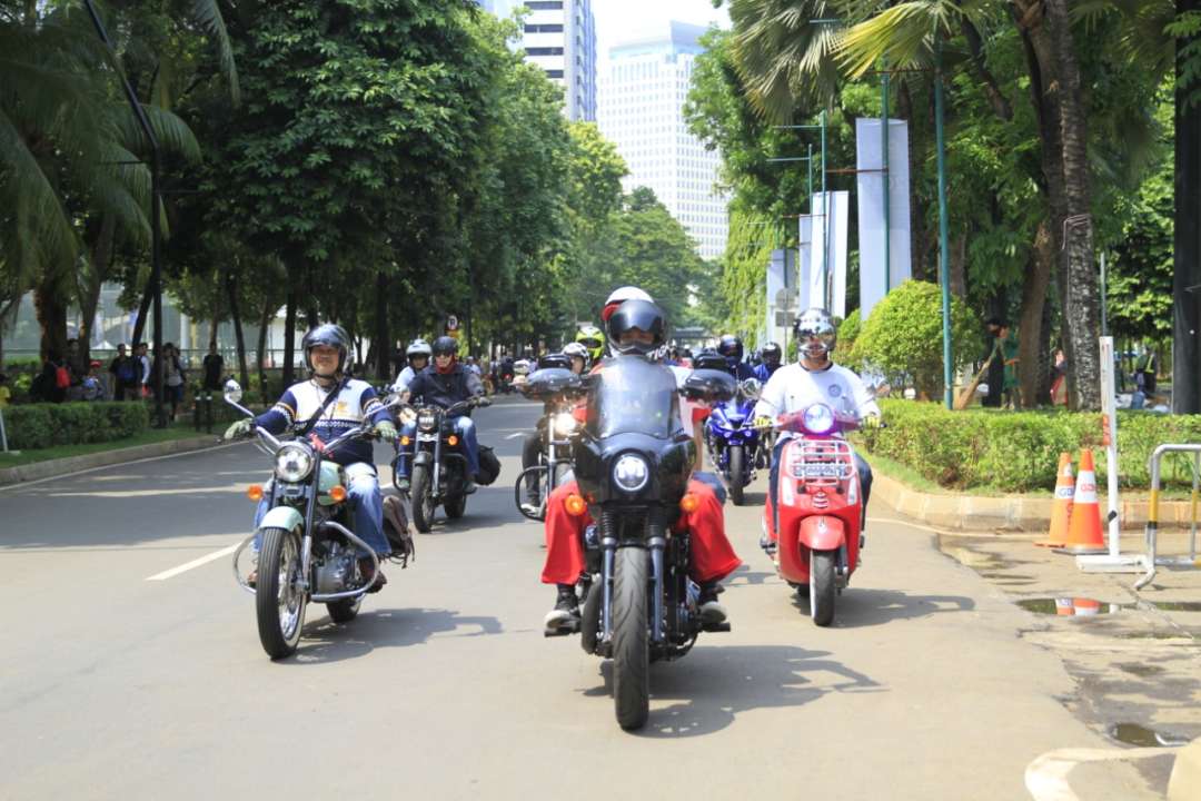 Galeri Foto: Sunmori IIMS Motobike Riding In White For World's AIDS Day Galeri Foto: Sunmori IIMS Motobike Riding In White For World\'s AIDS Day