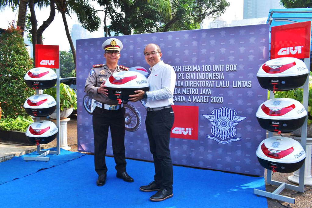 GIVI Serahkan 100 Unit Box untuk Polda Metro Jaya GIVI Serahkan 100 Unit Box untuk Polda Metro Jaya