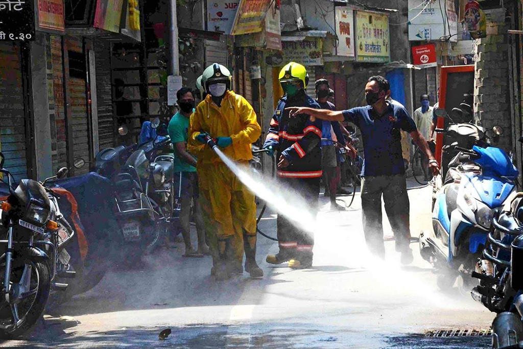 Motor Disemprot Cairan Disinfektan, Aman Nggak Sih?