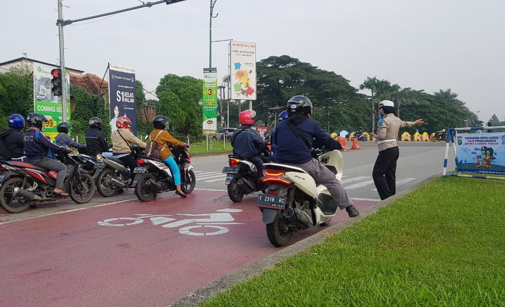 Naik Motor Boncengan Saat PSBB? Boleh, Tapi Ini Syaratnya Naik Motor Boncengan Saat PSBB? Boleh, Tapi Ini Syaratnya