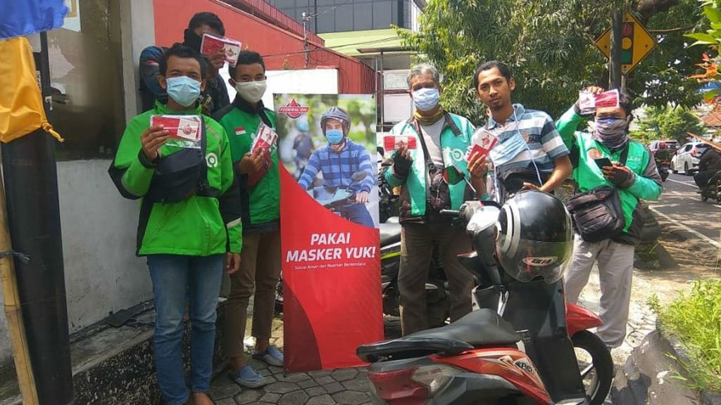 Federal Oil Bagikan Ribuan Masker Bagi Pengendara Motor Lawan COVID-19 Federal Oil Bagikan Ribuan Masker Bagi Pengendara Motor Lawan COVID-19