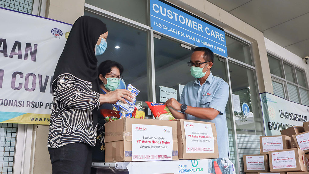AHM Bagi 990 Paket Lebaran untuk Petugas Medis dan Warga AHM Bagi 990 Paket Lebaran untuk Petugas Medis dan Warga