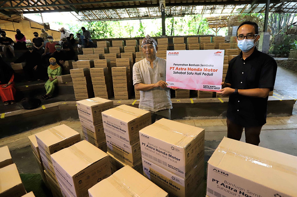 AHM Donasikan Sembako dan Masker untuk Penggiat Budaya Hadapi Pandemi AHM Donasikan Sembako dan Masker untuk Penggiat Budaya Hadapi Pandemi