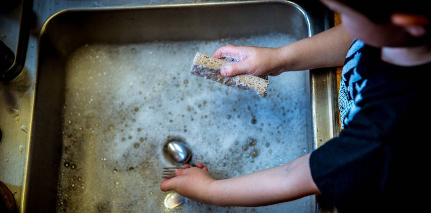 Cleaning dishes