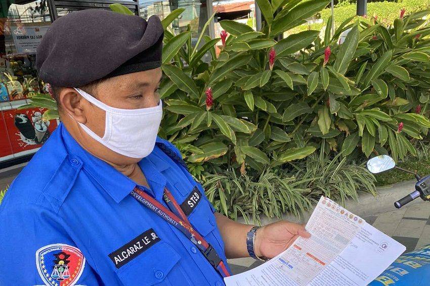 MMDA Enforcer Irks Agency for Not Wearing Face Mask on Duty