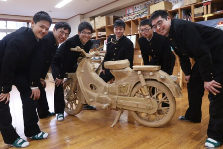 HS students create cardboard replica of Honda C100 Super Cub Honda C100 Super Club Replica made of cardboard