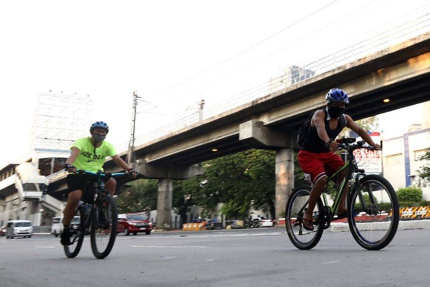 MMDA starts apprehending motorcycle riders using EDSA bike lanes